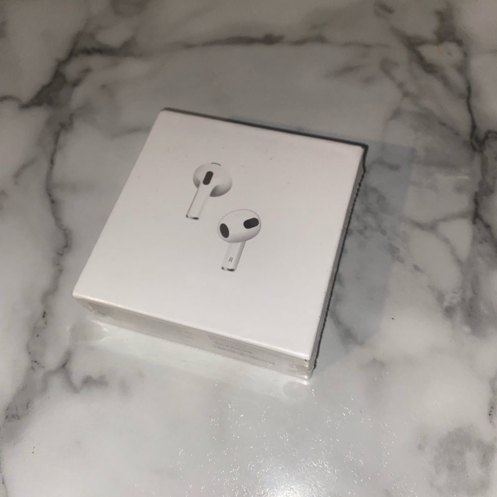 White Wireless Gen 3 Earbuds